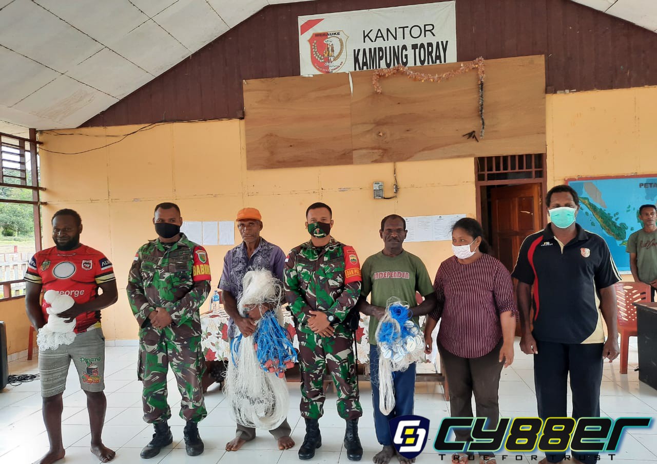 Tingkatkan Sinergitas, Personel Yonif 125/Simbisa Dampingi Pembagian Bansos